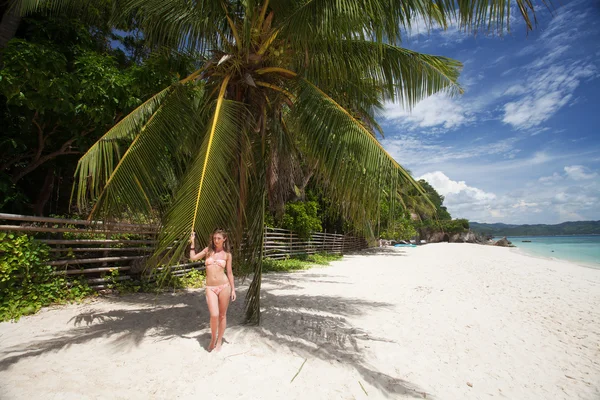 Jovem mulher fica perto de palmeira — Fotografia de Stock