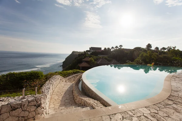 Schwimmbad mit Blick auf den Ozean — Stockfoto