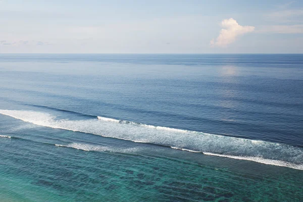 Океан с волнами — стоковое фото
