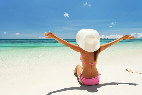 Mooie vrouw zit op het zand — Stockfoto