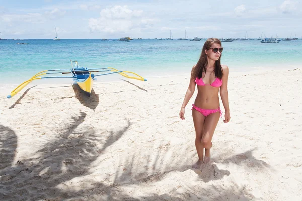 Mulher bonita posando em uma praia paradisíaca — Fotografia de Stock