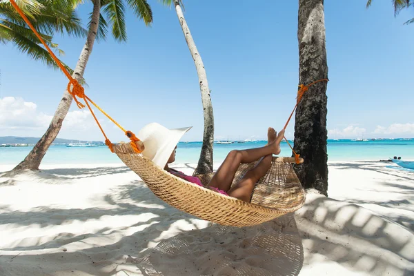 Junge schöne Frau am Strand — Stockfoto