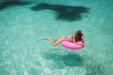 Kadınlar içinde yüzen rahatlayın.