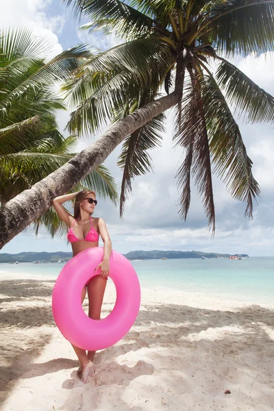 Mooie vrouw het strand — Stockfoto