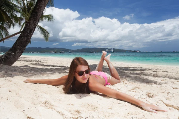 Junge schöne Frau am Strand — Stockfoto