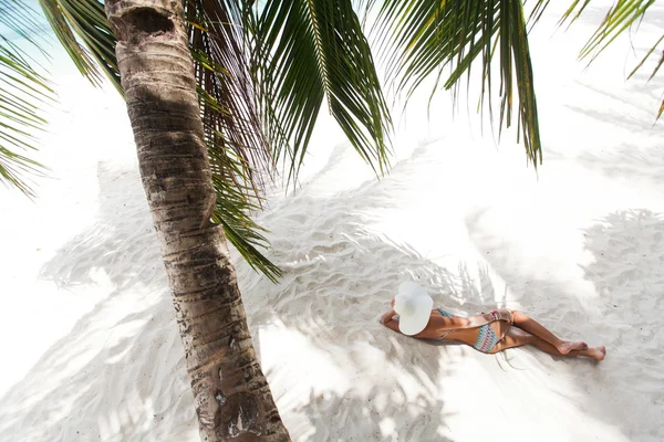 Jeune fille reposant sur une plage — Photo