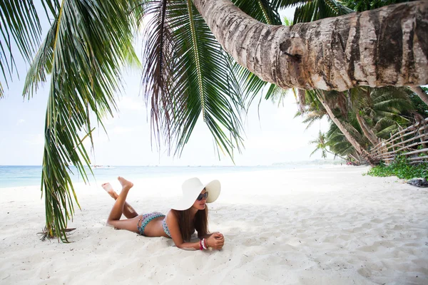 Giovane ragazza che riposa su una spiaggia — Foto Stock