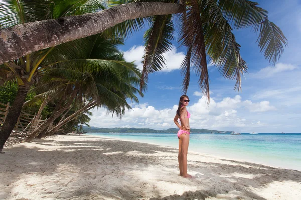 Donna in posa sulla spiaggia — Foto Stock