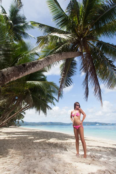 Donna in posa sulla spiaggia — Foto Stock