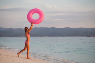 kayan nokta tüp ile poz kadın