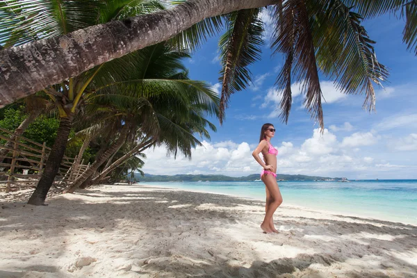 Donna in posa sulla spiaggia — Foto Stock