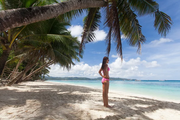 Femme posant sur la plage — Photo