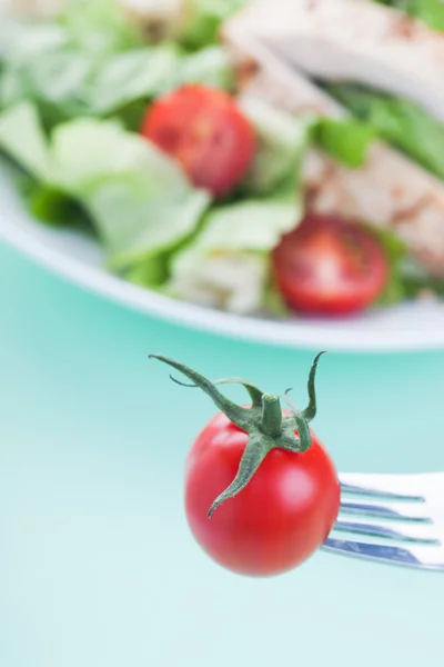 Tomate em um garfo — Fotografia de Stock