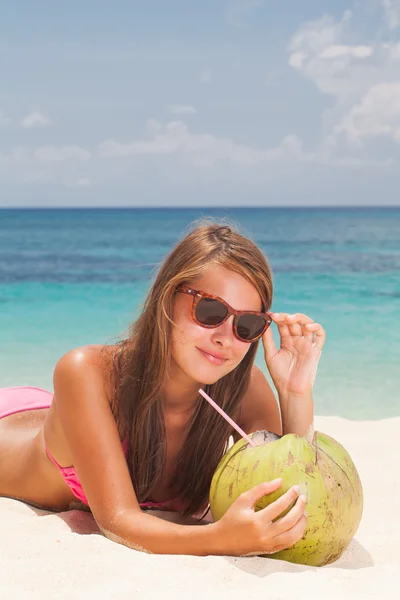 Красивая девушка пьет кокос — стоковое фото