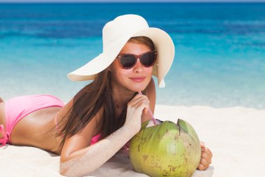 Hindistan cevizi içme kız