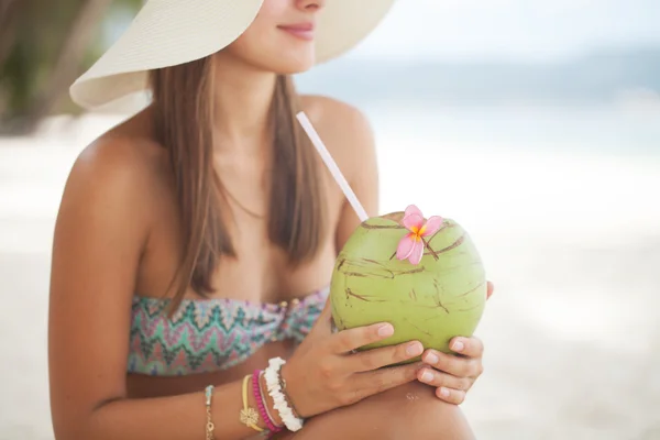 Женщина с кокосом — стоковое фото
