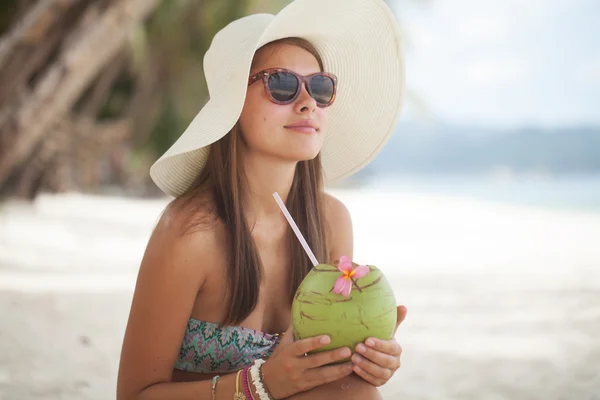 Vrouw met kokos — Stockfoto