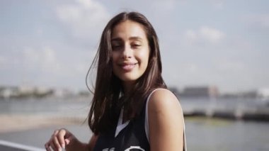 Sokakta kaykayla poz veren kız.