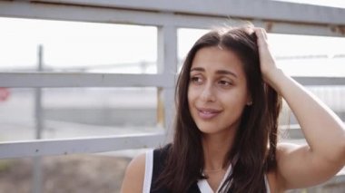 Sokakta kaykayla poz veren kız.