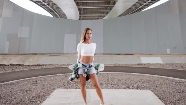 スケートボードで屋外をポーズ女の子 — ストック動画