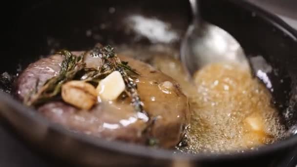 Profesyonel şef restoranda kızartma tavasında et pişirir. — Stok video