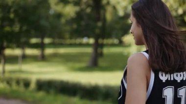 Sokakta kaykayla poz veren kız.