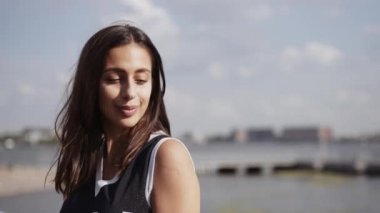 Sokakta kaykayla poz veren kız.