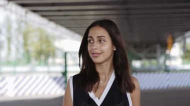 Sokakta kaykayla poz veren kız.