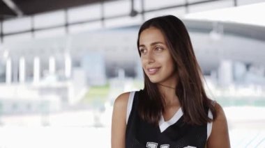 Sokakta kaykayla poz veren kız.