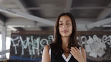 Sokakta kaykayla poz veren kız.