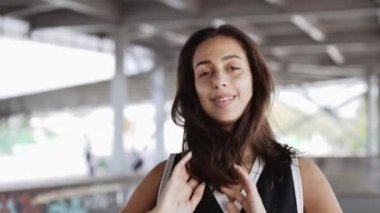 Sokakta kaykayla poz veren kız.