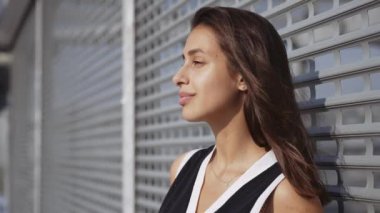 Sokakta kaykayla poz veren kız.