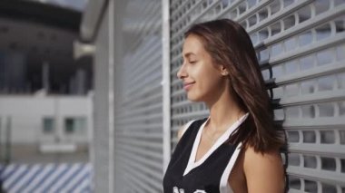 Sokakta kaykayla poz veren kız.