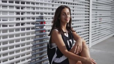 Sokakta kaykayla poz veren kız.