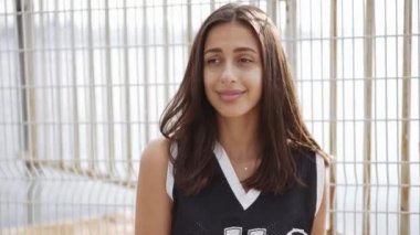 Sokakta kaykayla poz veren kız.