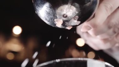 Barmen kokteyl için limon ezer.