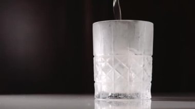 Barmen bir alkollü kokteyl hazırlar.