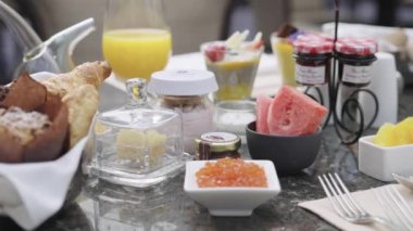 Meyve suyu, müsli, kruvasan ve meyveli kocaman sağlıklı bir kahvaltı.,