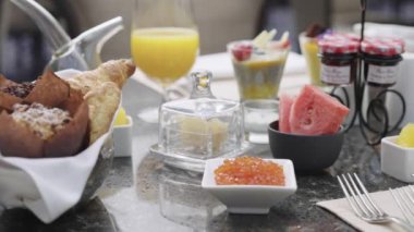 Meyve suyu, müsli, kruvasan ve meyveli kocaman sağlıklı bir kahvaltı.,