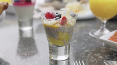 Meyve suyu, müsli, kruvasan ve meyveli kocaman sağlıklı bir kahvaltı.,