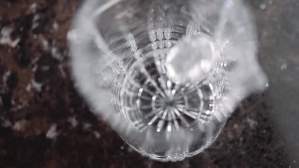 Il ghiaccio cade dall'alto nel vetro. — Video Stock