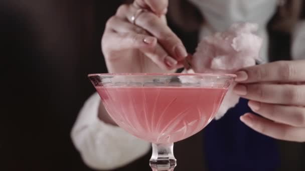 Barman robi koktajl alkoholowy — Wideo stockowe