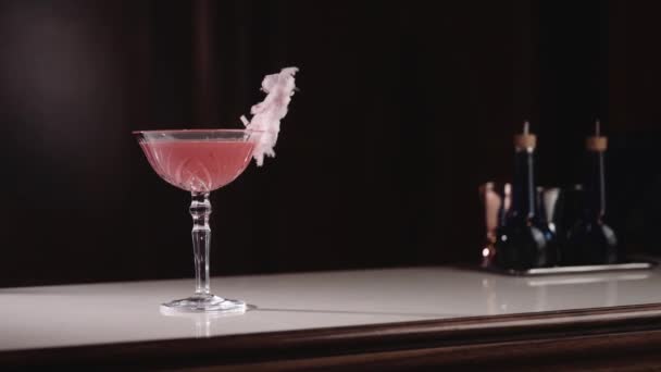 Cóctel alcohólico está sobre la mesa — Vídeo de stock