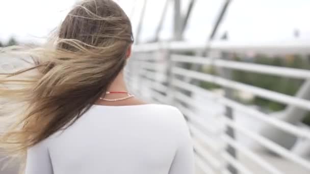 Meisje poseren buiten met een skateboard — Stockvideo