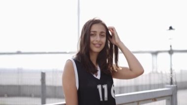 Sokakta kaykayla poz veren kız.