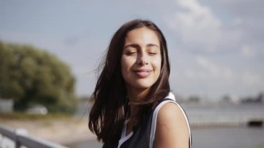 Sokakta kaykayla poz veren kız.