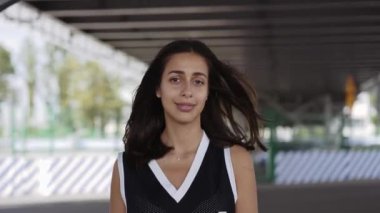 Sokakta kaykayla poz veren kız.