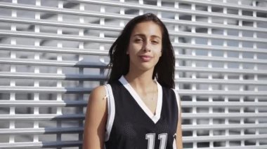 Sokakta kaykayla poz veren kız.