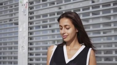 Sokakta kaykayla poz veren kız.