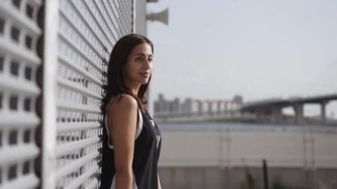 Sokakta kaykayla poz veren kız.